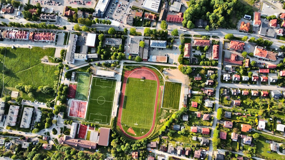 Tim okupljen oko stola raspravlja o planu projekta
