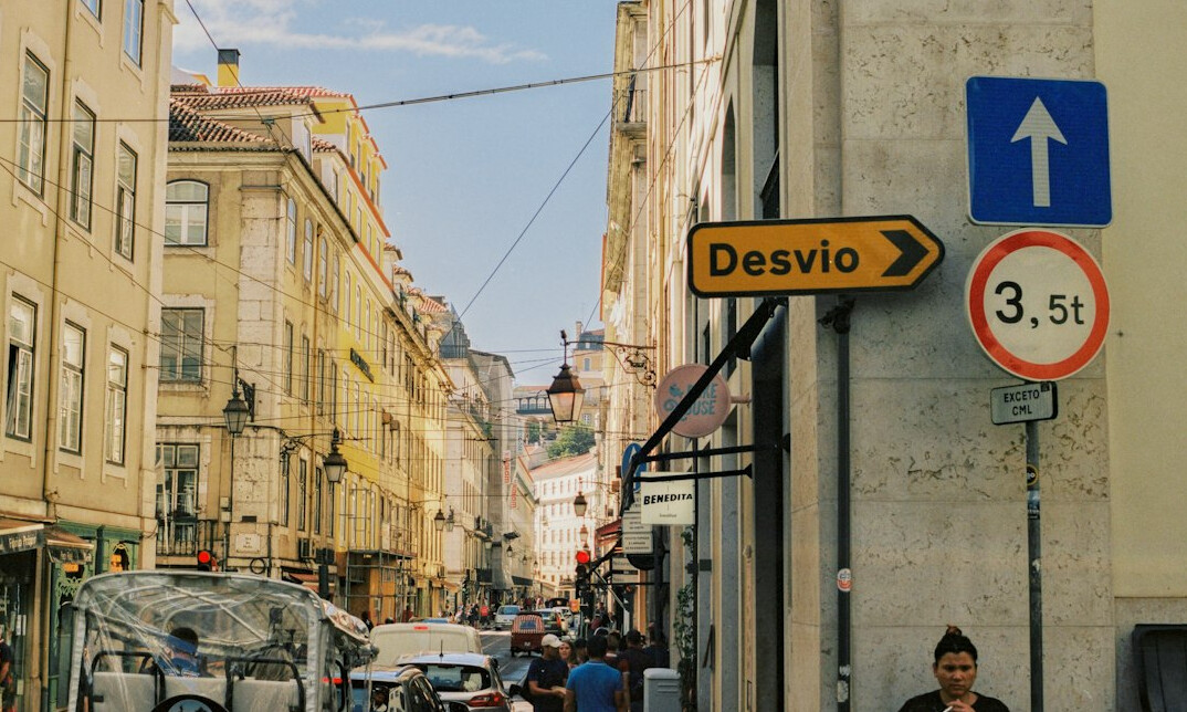 Redovi poslužiteljskih ormara u podatkovnom centru