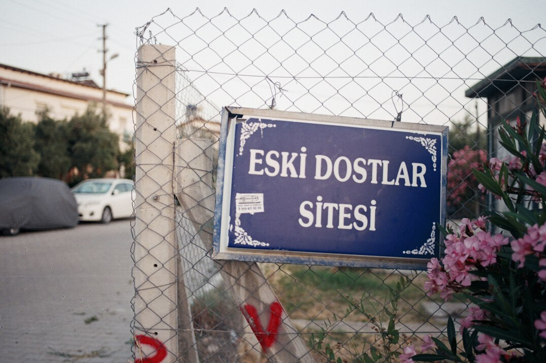 Poslovni tim planira na bijeloj ploči u sobi za sastanke