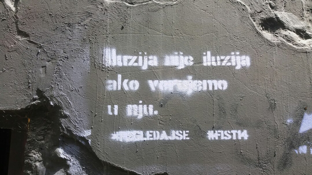Dva kolege pregledavaju dijagram softverske arhitekture na ekranu