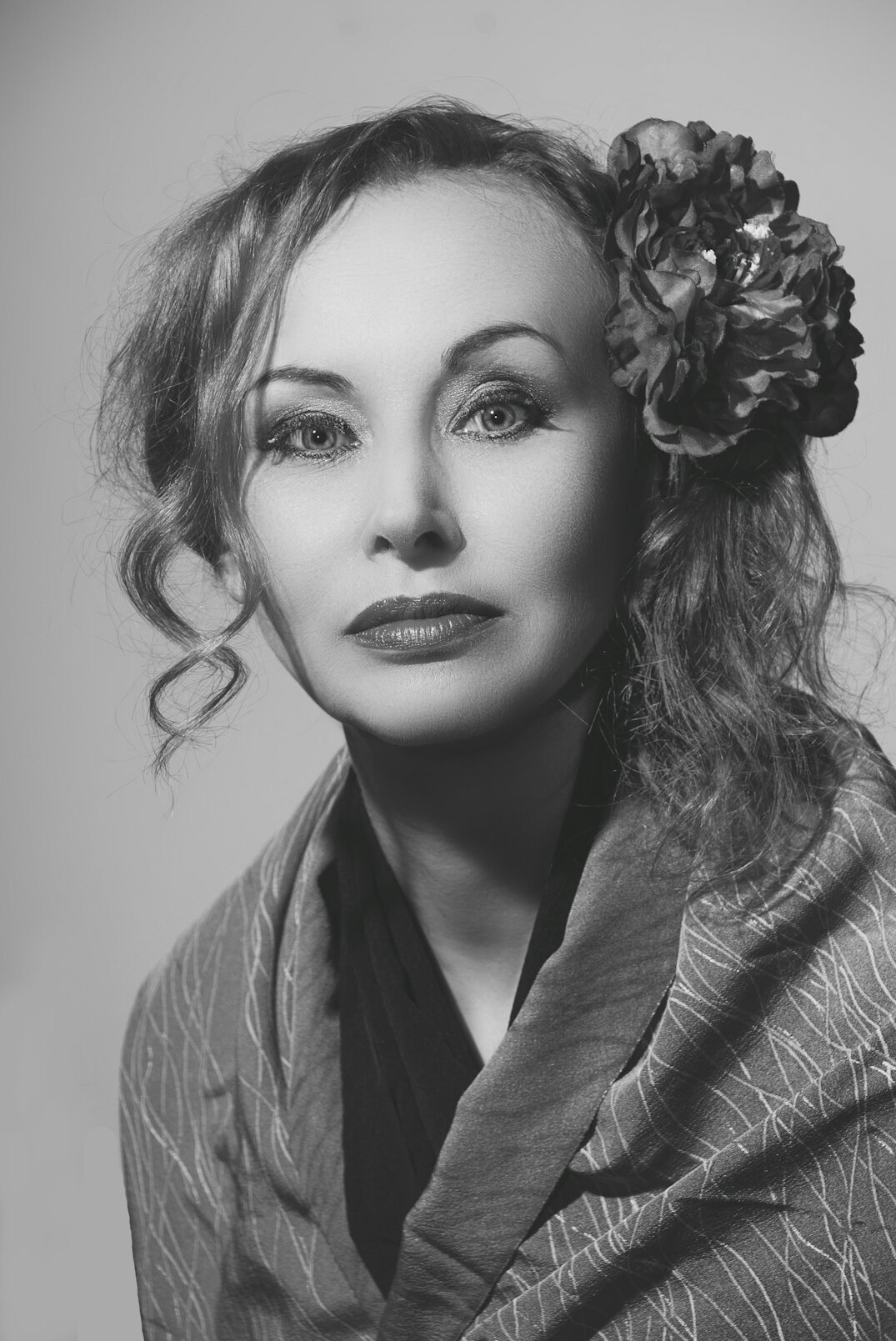 Studijski portret mlade žene kovrčave kose