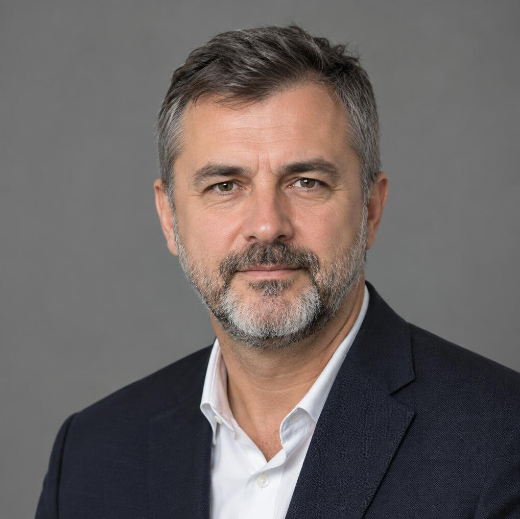 Studijski portret starijeg muškarca s bradom