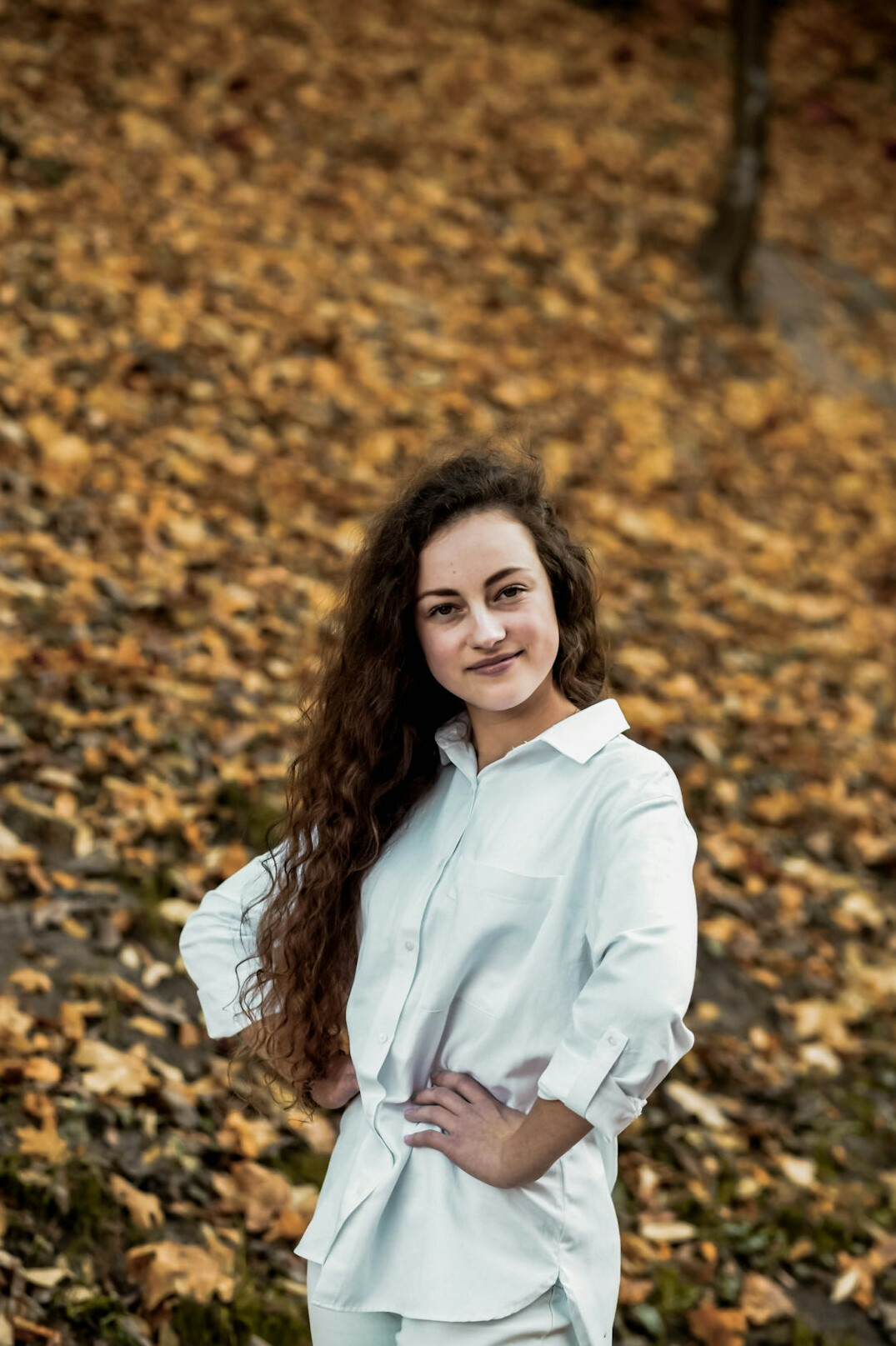 Studijski portret mladića u košulji s ovratnikom